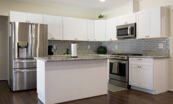 Arlington House | 3-bedroom house in charming Riverside with AC & Pool near CBU, Parkview & 91 fwy