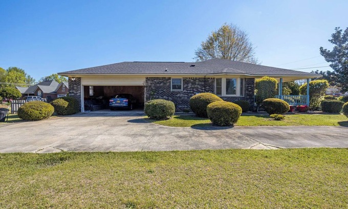 Sumter County House | 3-bedroom house in charming Sumter near Shaw AFB with WiFi, AC. Book now