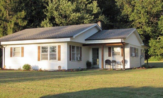 Galax House | 3-bedroom house in serene Galax with AC