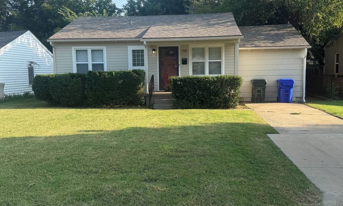 Norman House | 3-bedroom house Norman a mile from campus with firepit,pool table,pingpong table