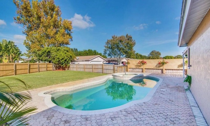 Somerset Lakes House | 3-bedroom House with pool, 10 min from the beach