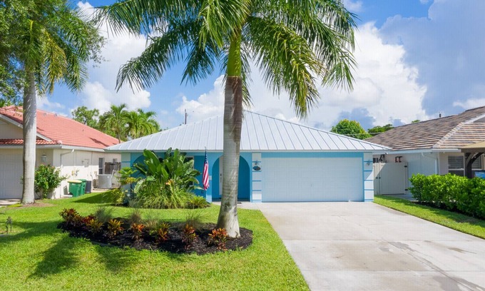 Naples Park House | 3 Bedroom, Huge Pool, Hot Tub, Screened in Lanai in the coveted 500 block