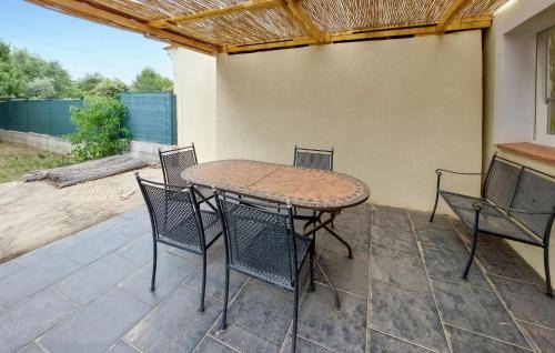 Regusse Apartment | 3 Bedroom Lovely Apartment In Régusse