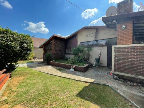 Greater Johannesburg Metropolitan Area Apartment | 3-Bedroom Oasis with Pool