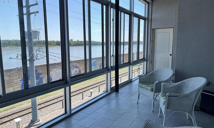 Cape Girardeau Apartment | 3-bedroom river view apartment in historic downtown Cape Girardeau
