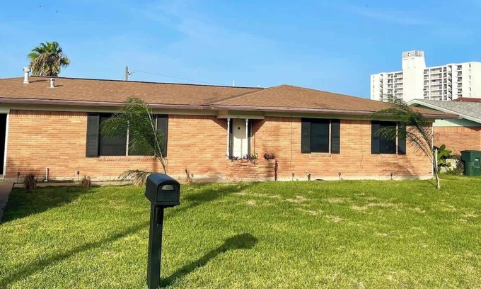 Galveston House | 3 bedroom walk to the beach!