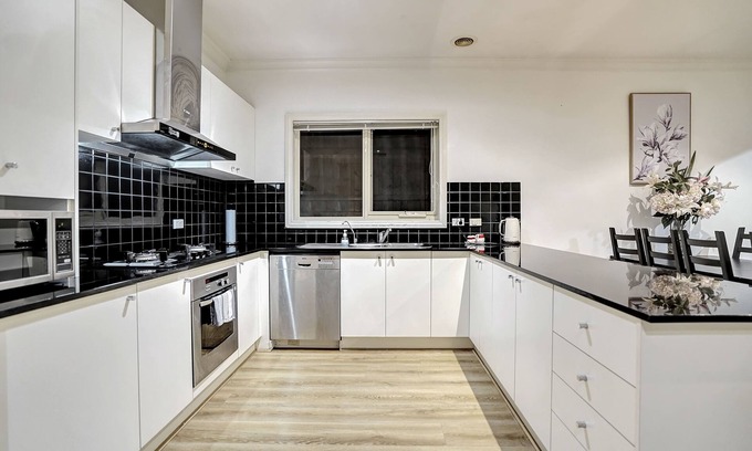 Templestowe Lower House | 3 Bedrooms House walking to Shopping Town