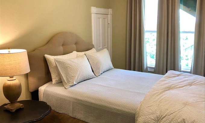 Ashland Apartment | 3 bedrooms include a king and two queen size beds, 2 bathrooms, and kitchenette.