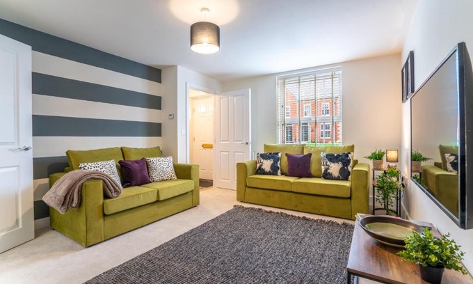 Ashby-de-la-Zouch House | 3 Beds with off-street parking for 2 cars, fast Wifi, sleeps 6