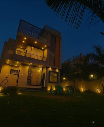 Jaipur District House | 3 BHK Farm with 2 jacuzzi, Pool, Lawn & Mountain View