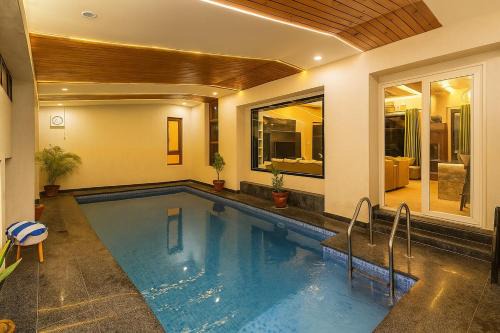 Jamdoli Villa | 3 BHK Luxury Farm with swimming pool ,Jacuzzi ,open air screen & lawn for Big Groups