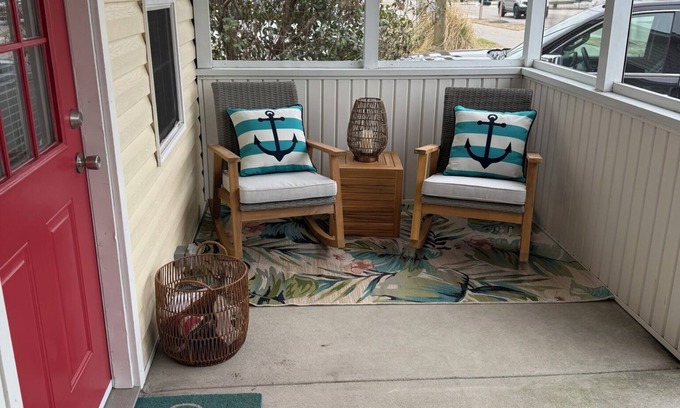 North Carolina Coast House | 3 BLOCKS TO BEACH & BOULEVARD - Lindy's Landing, 3 BLOCKS FROM THE BEACH & BOULEVARD -Lindy's Landin