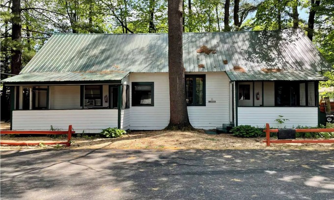 Lake Luzerne-Hadley Ski Chalet | 3 BR Adirondack Beach House with a Spacious Loft near the Beach and Water Views!
