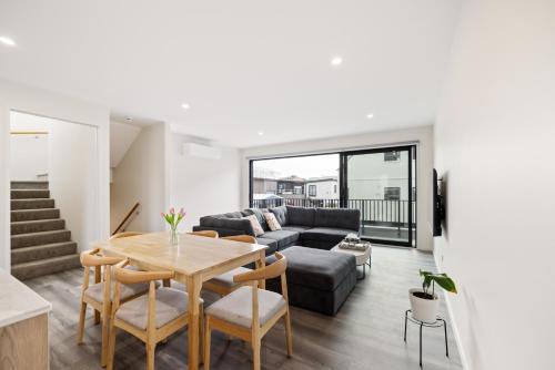 Christchurch City Centre Apartment | 3 BR with garage - Group Getaways Made Easy in Central CHCH