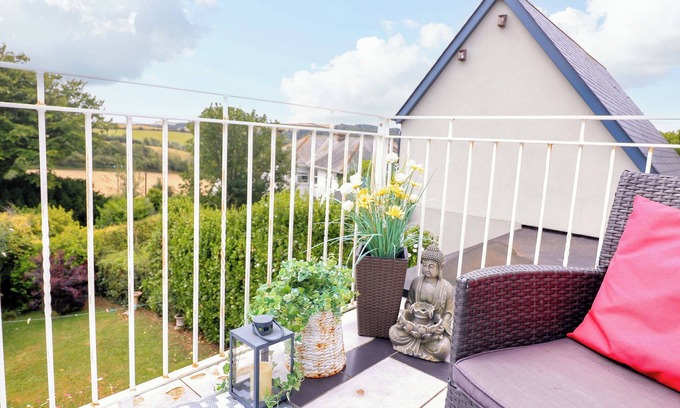 Slapton House | 3 CHANTRY HILL, pet friendly, country holiday cottage in Slapton