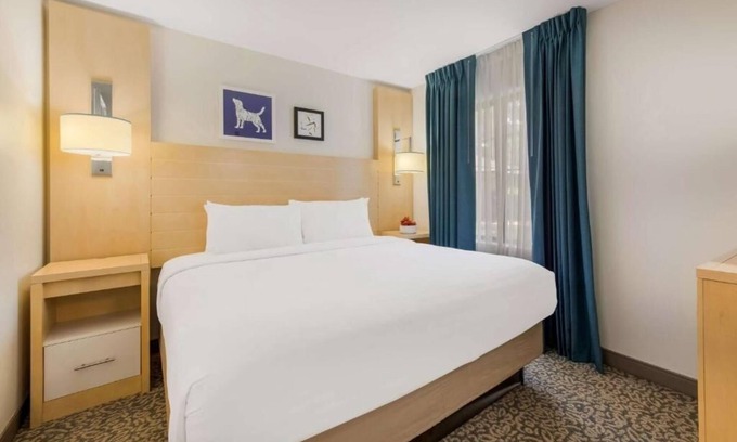 Arrowood Hotel | 3 Family-Friendly Suites Near SouthPark Mall and Charlotte Douglas Airport