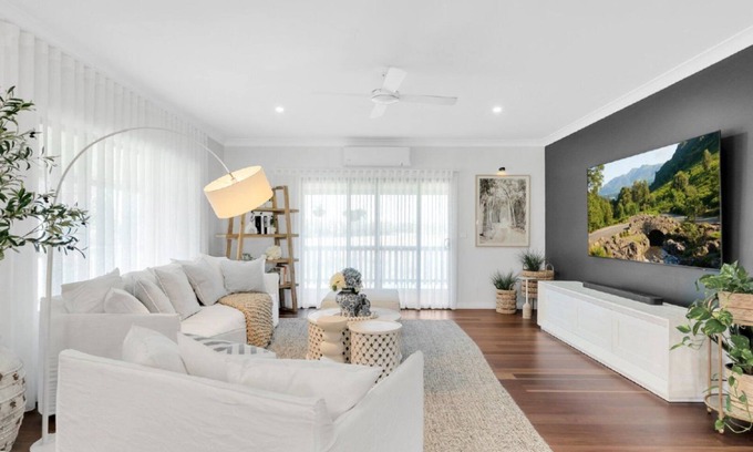 Repton House | 3 Galahs - Sleeps 8 Luxe Riverside Retreat