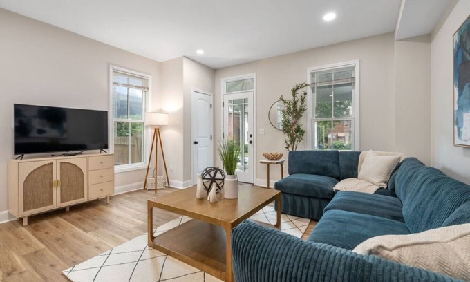 Victorian Village Apartment | 3 King Beds | Free Parking | Fenced Yard | OSU