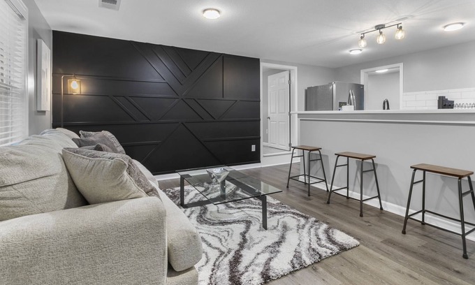 Kansas City House | 3 King Beds, TV's in Every Bedroom, Pet Friendly KSKAED4904