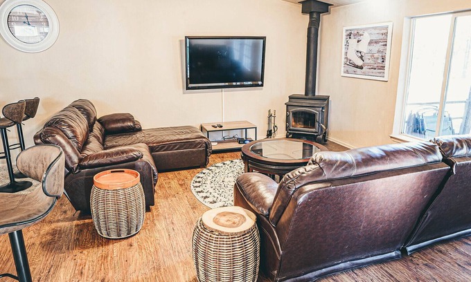 Flagstaff Cabin | 3 Kings + Bunkroom, Karaoke, Wood Stove on fenced 2.5 acre pine tree filled lot