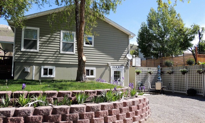 Gardiner House | 3 Lazy H Yellowstone Lodging - Just Blocks from Yellowstones North Entrance
