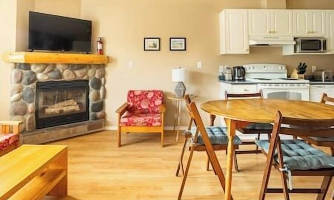 East Kootenay Apartment | 3 Level Condo - Nr Alpine Resort - Free Parking