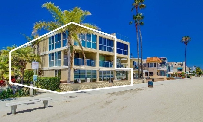 Central Mission Beach House | 3 Levels of Water Front A/C 5 Outdoor Spaces