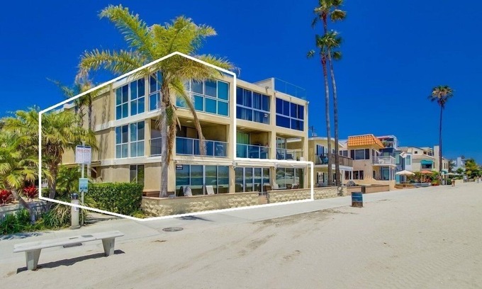 Central Mission Beach Condo | 3 Levels of WaterFront + 2 Exclusive Patios + AC