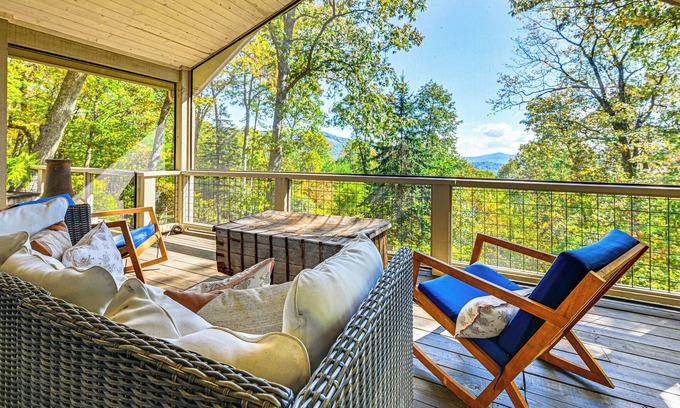 Glenville House | 3 Mi to Crossroads: Mtn-View Cottage in Cashiers