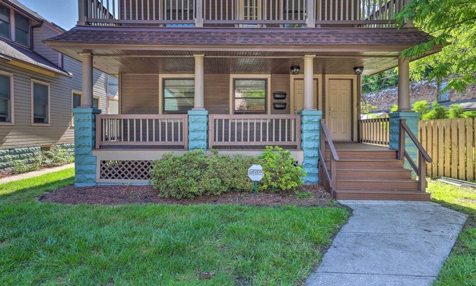 Tremont Apartment | < 3 Mi to Dtwn: Cleveland Apt w/Deck & Wet Bar