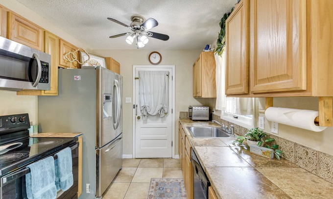 Fort Walton Beach Cottage | < 3 Mi to Gulf: Family-friendly Retreat w/Yard!