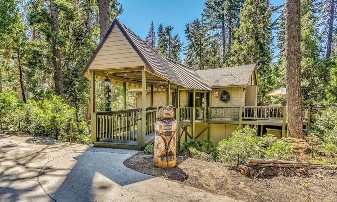 Sierra Cedars Cabin | 3 Mi to Shaver Lake: Cozy 'Bears Hideaway' Cabin!