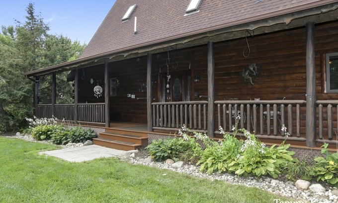 Holland Cabin | 3 miles from downtown Holland 12 miles from Saugatuck 7 miles to Lake Michnnnnnn