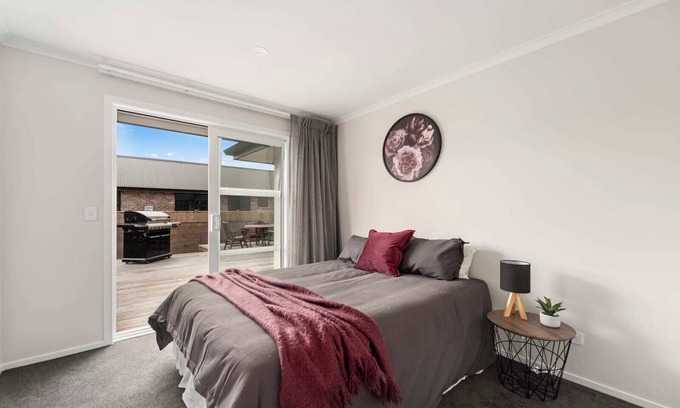 Wharewaka House | 3 min drive to the lake - Stay 3 nights pay for 2!