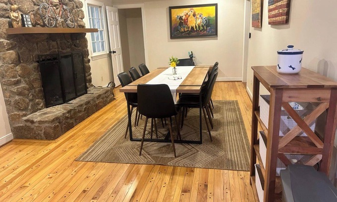 Lynchburg House | 3 min to LU, 85" TV, 2 Dining areas, Fenced backyard, Large Driveway
