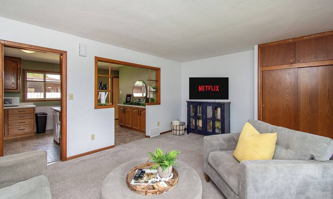 Fargo House | 3 min to NDSU I Fenced Yard I Ping Pong I King