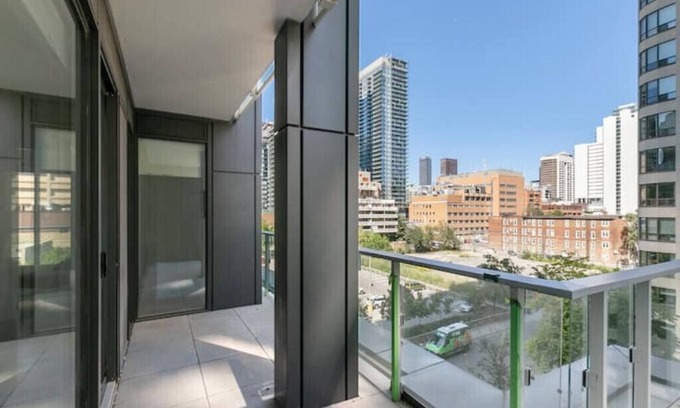 Bay Cloverhill Apartment | 3 Min To Subway New Condo Heart Of Downtownn
