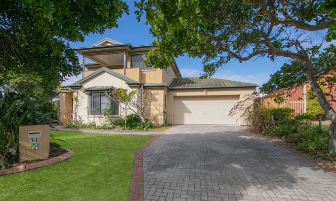 Yamba House | 3 minutes walk to pet friendly Pippi Beach and a 10 min walk into town.