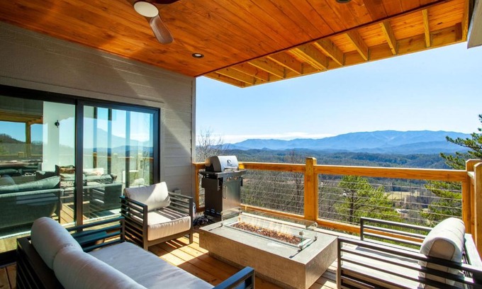 Sevierville House | 3 Pines Lodges Luxury Mountain View Hot Tub