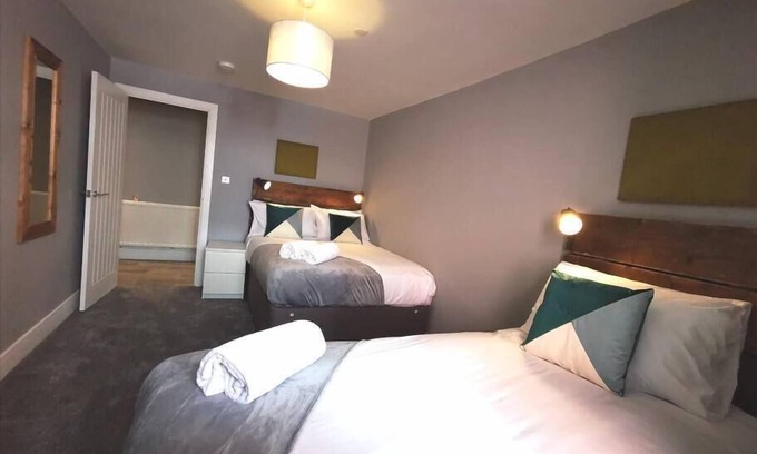 Llanelli Apartment | 3 RM Studio, Open-plan Living, Dining, & Kitchen