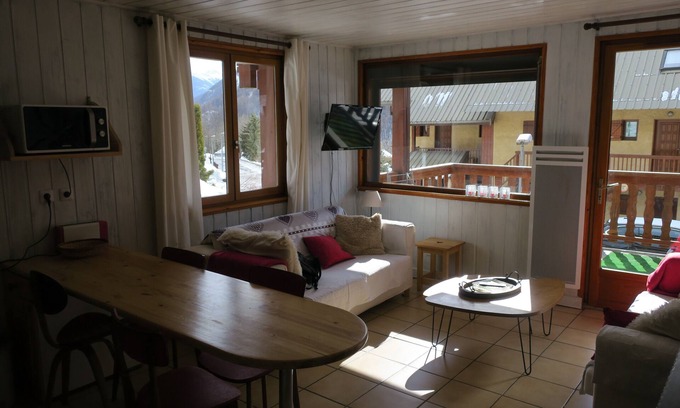 La Salle-les-Alpes Apartment | 3-room apartment with south-facing terrace