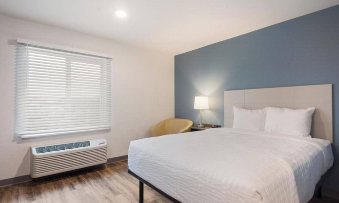 Austin Hotel | 3-Room Family Suite Near Downtown – 2 Queen Beds, Full Kitchen, & Parking