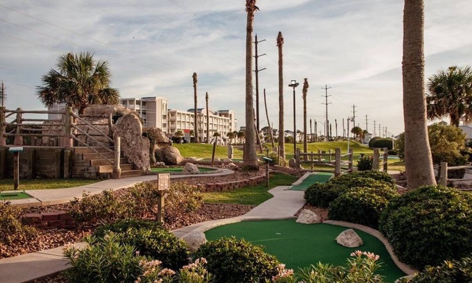 Galveston Hotel | 3 Spacious Villas w/Full Kitchen + Sports Courts | Near Galveston Island Beach