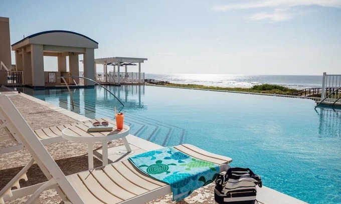 Galveston Hotel | 3 Spacious Villas w/Pool Access + Sports Courts | Close to Beaches