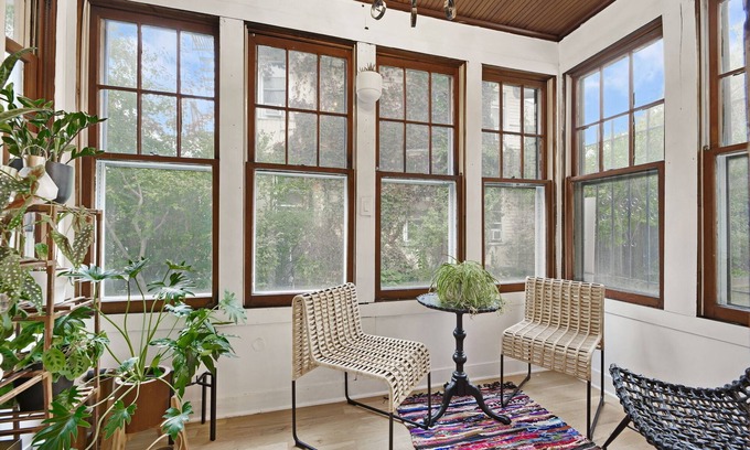 Ampere House | 3-Story Modern Comfort w/ Parking | 17 min EWR
