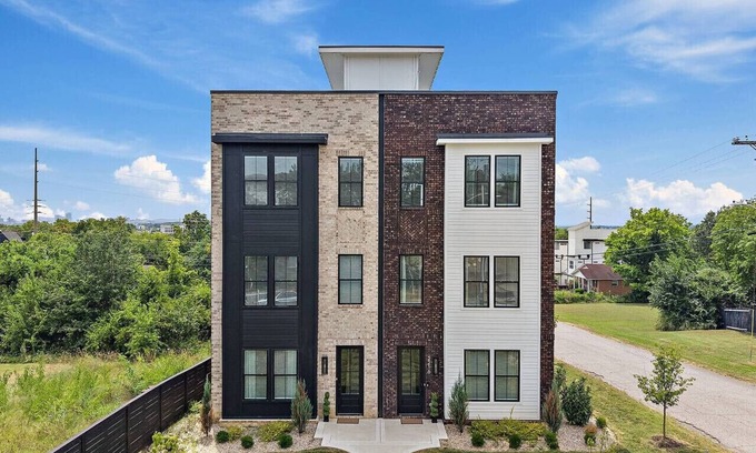 Haynes Area House | 3 Story w/Rooftop + Game Room