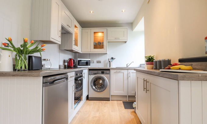 Haverfordwest House | 3 THE BARN, romantic, character holiday cottage in Broad Haven