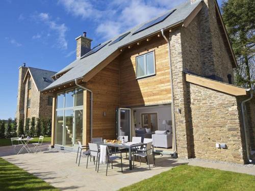 Bugford House | 3 The Drive, Hillfield Village