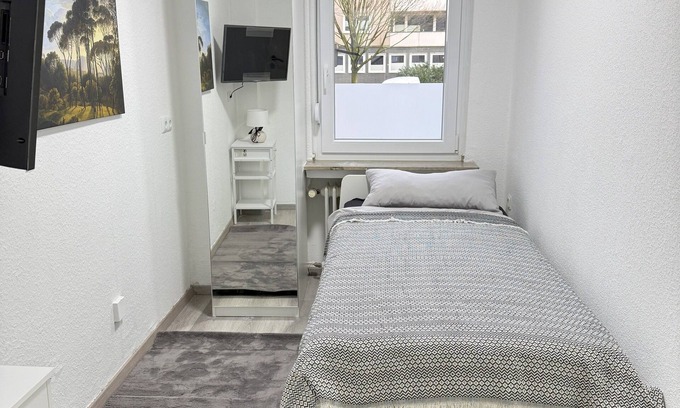 Herne Apartment | #3 Top room: central & comfortable, shared bathroom