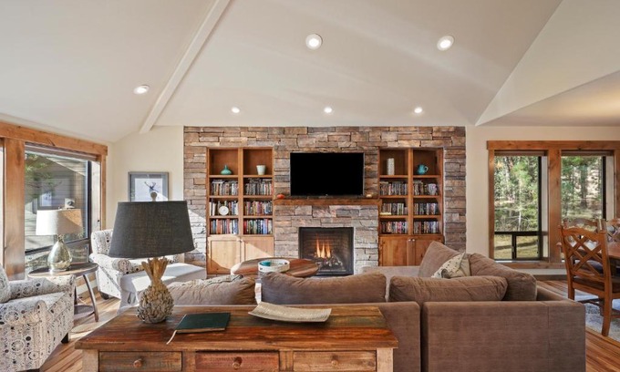 Sunriver House | 3 Tumalo with Wood Burning Fireplace